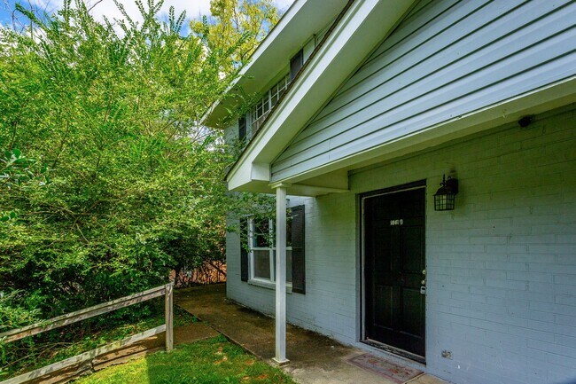 Building Photo - 508 Ely Rd