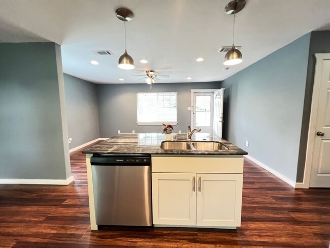 Building Photo - Remodeled and charming 2/1 located close t...