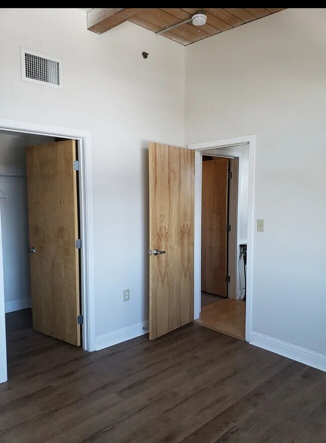 Building Photo - 147 Centre St