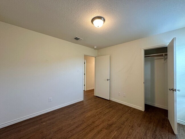 Building Photo - 901 Lasso Dr