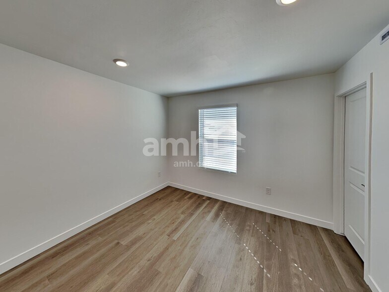 Building Photo - 8225 S 21st Dr