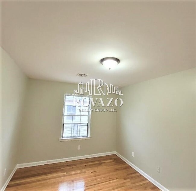 Building Photo - 82 Hawthorne Ave