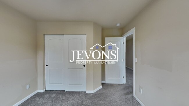 Building Photo - Spacious 5-bedroom home in a great community with 2-car garage, washer and dryer, just minutes fr...