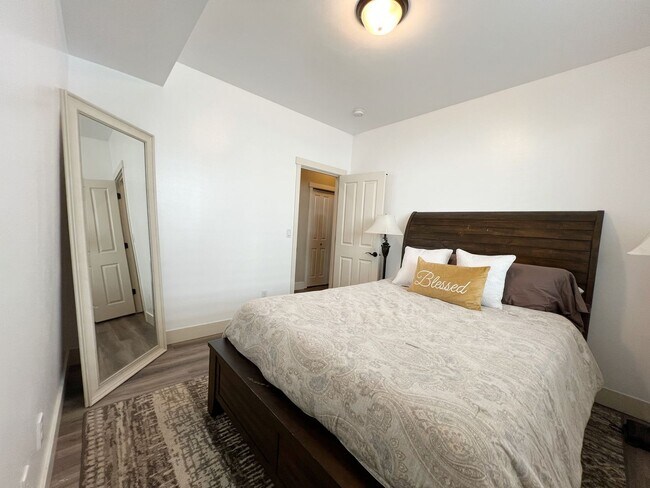 Building Photo - 5 Bedroom Home Bordering Covington and Kent
