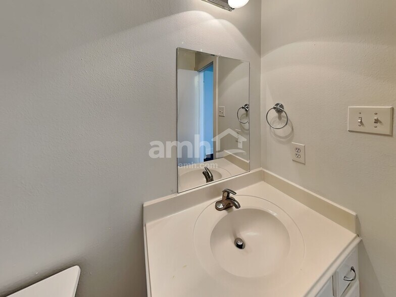 Building Photo - 5011 Westfield Village Dr