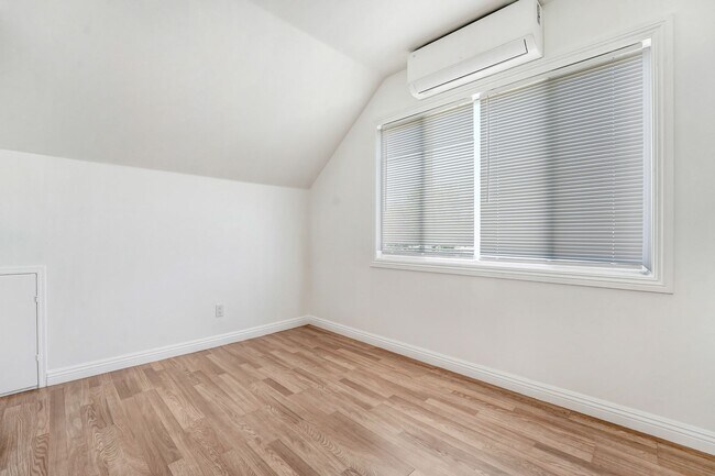 Building Photo - Lancaster 1 bedroom