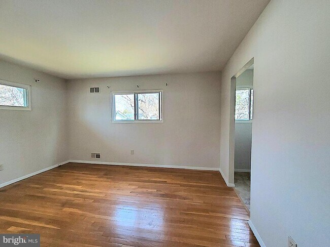 Building Photo - 702 W Edmonston Dr