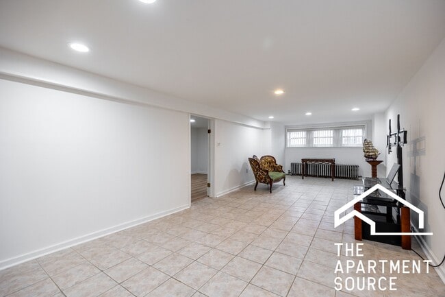 Building Photo - 2305 N Melvina Ave