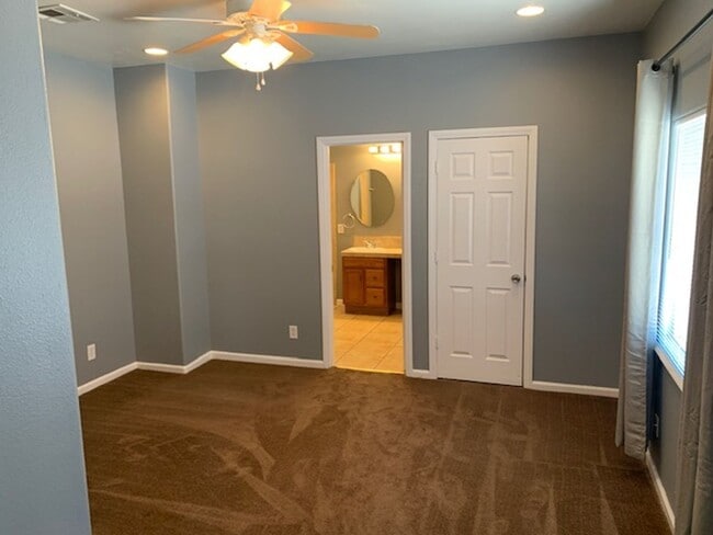 Building Photo - 3 Bedroom Townhouse