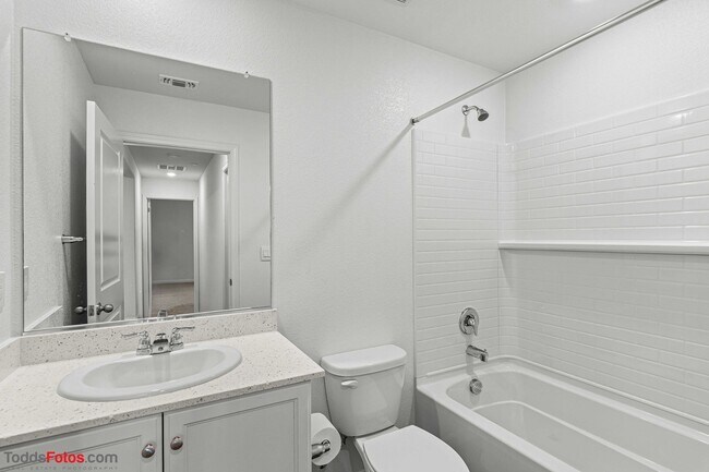 Building Photo - **** MOVE IN SPECIAL- 1/2 OFF FIRST MONTH RENT ****