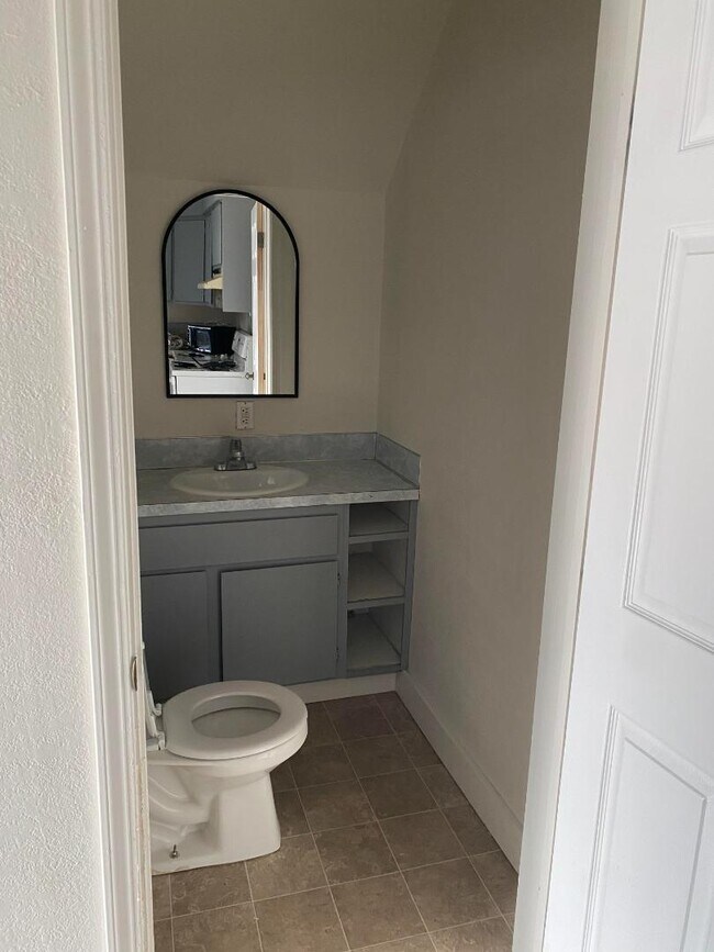 Building Photo - 2205 Oak Ave