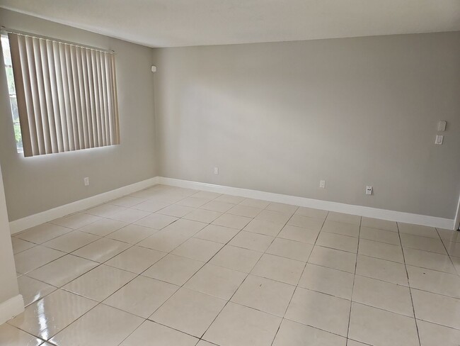 Building Photo - Pretty 1/1 in Gated Community w/Awesome Am...