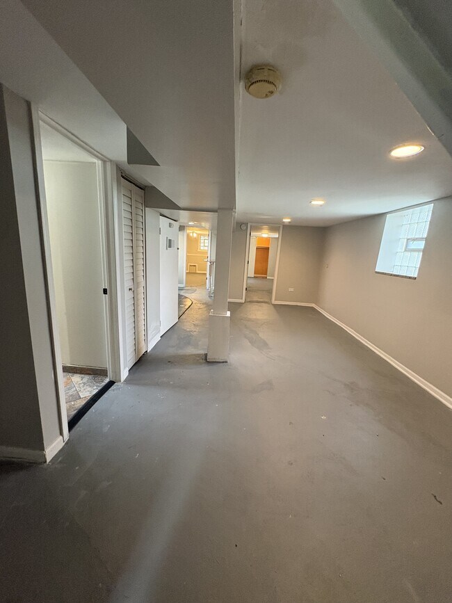 Building Photo - 9331 S Evans Ave