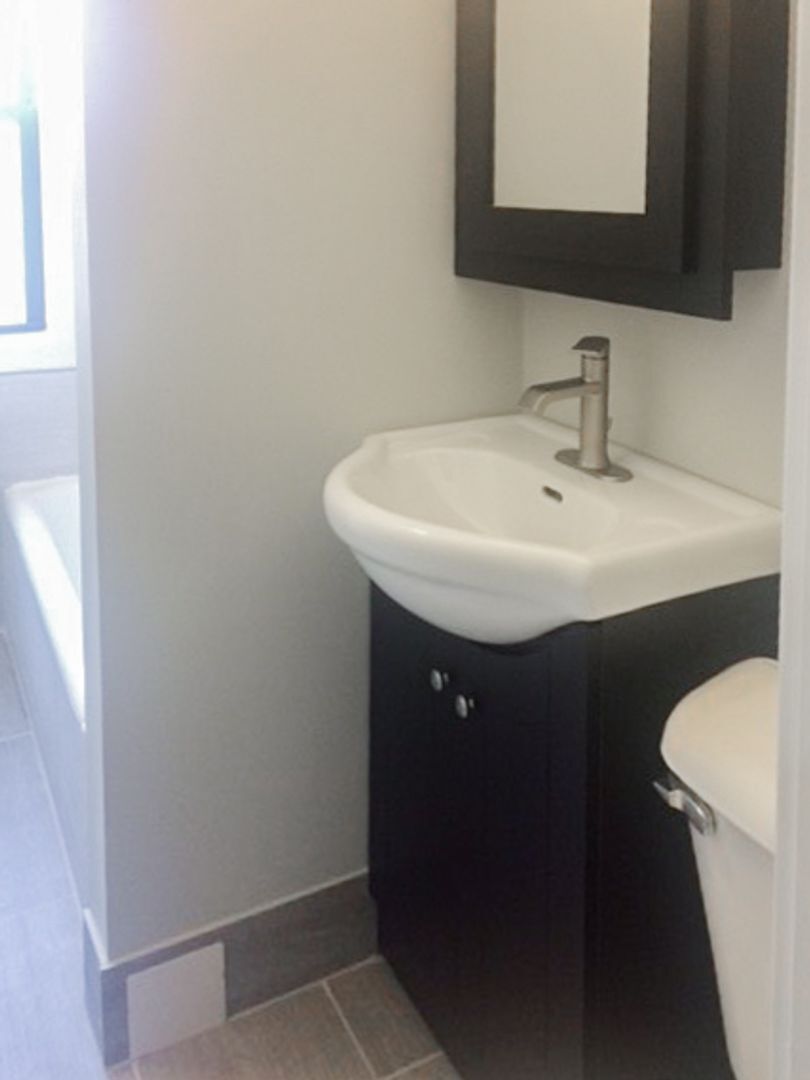 Building Photo - 1954 W Wilson Ave