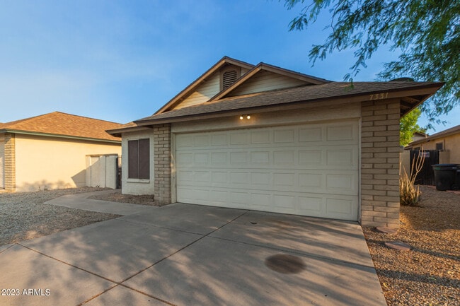 Building Photo - 7331 W Paradise Dr