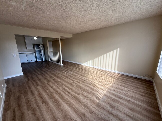 Building Photo - Mid Town Ventura 2 Bedroom 2 Bath Upstairs Corner Unit Apartment