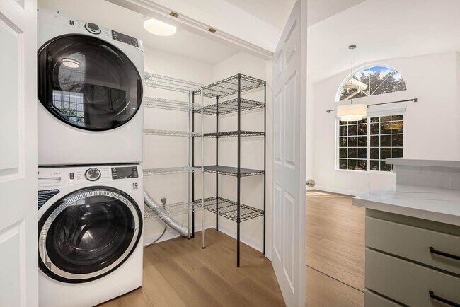 Building Photo - Top-Floor 2BR Condo Near Juanita Beach
