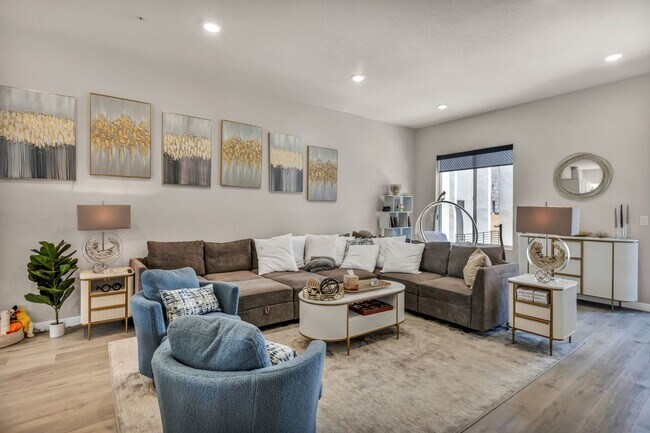 Building Photo - Fully Furnished Modern Townhome with utilities included and flexible lease options available