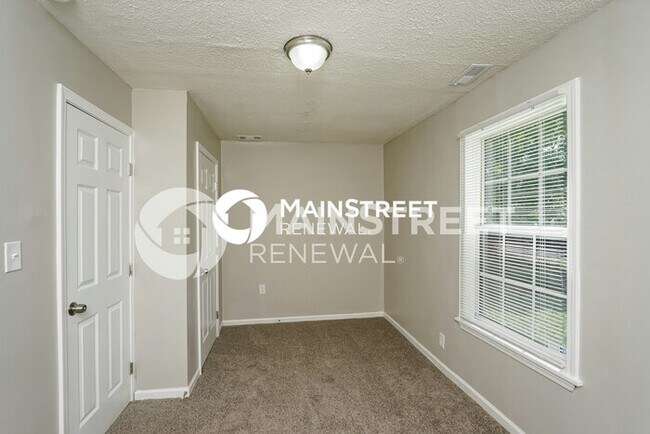 Building Photo - 3 Bedroom Pet-Friendly Home in Louisville, KY with Main Street Renewal