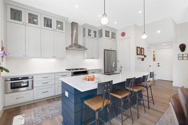 Building Photo - 1217 1/2 W 39th St