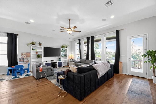 Building Photo - GATED COMMUNITY - 3 BEDROOM