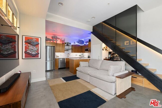 Building Photo - 140 S Gramercy Pl