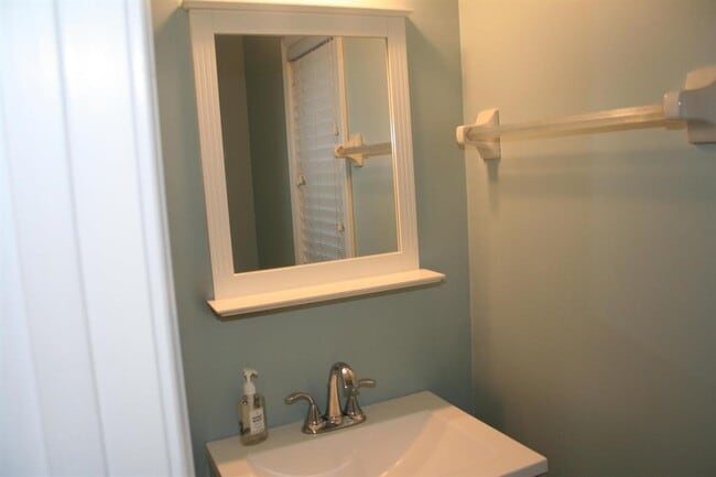 Building Photo - 1124 Island Pl E