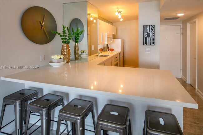 Building Photo - 2899 Collins Ave