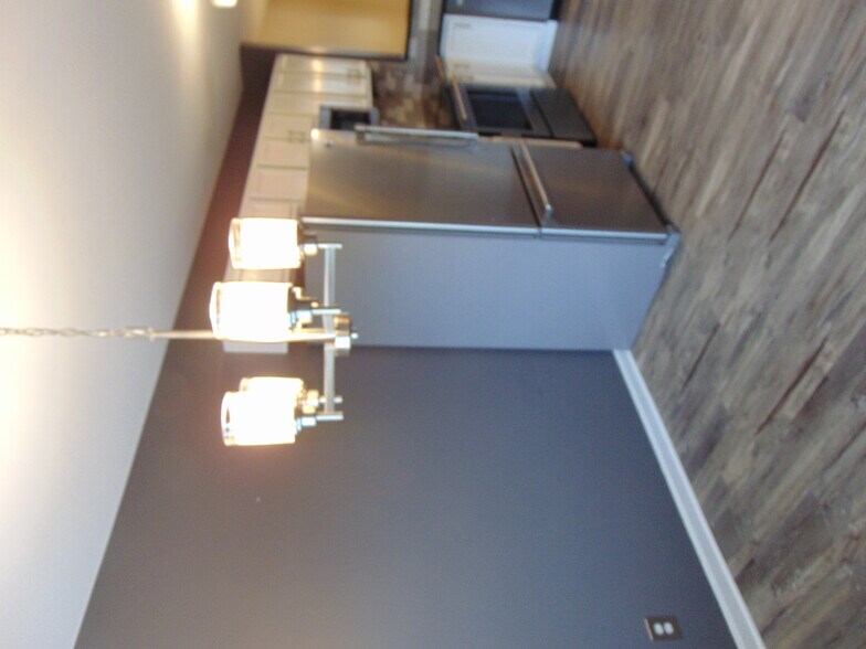 Building Photo - 129 E Bay Dr