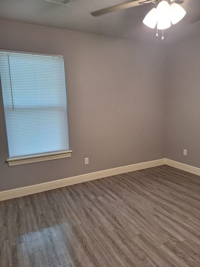 Building Photo - 3 bedroom Duplex