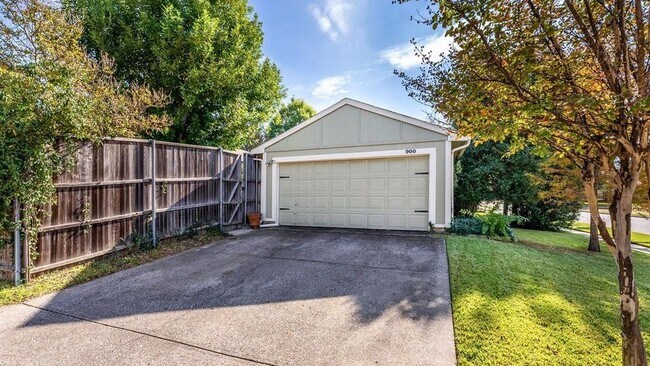 Building Photo - 900 Tupelo Dr