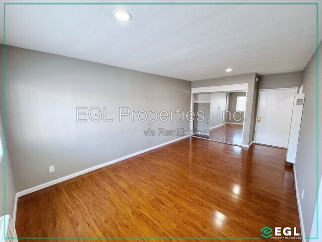 Building Photo - 1555 N Bronson Ave