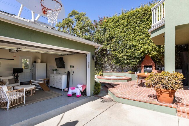 Building Photo - MODERN ARCHITECTURE W/ BEACH CHARM: BRIGHT & AIRY, 4BR3BA, 2-STORY HOME W/ OPEN & BRIGHT LIVING S...