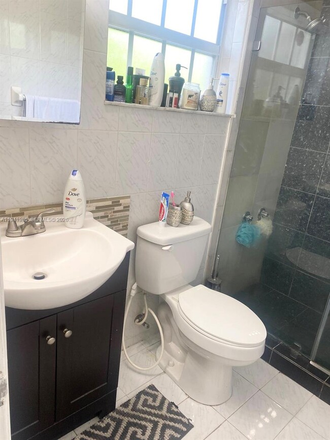 Building Photo - 4872 SW 140th Ave