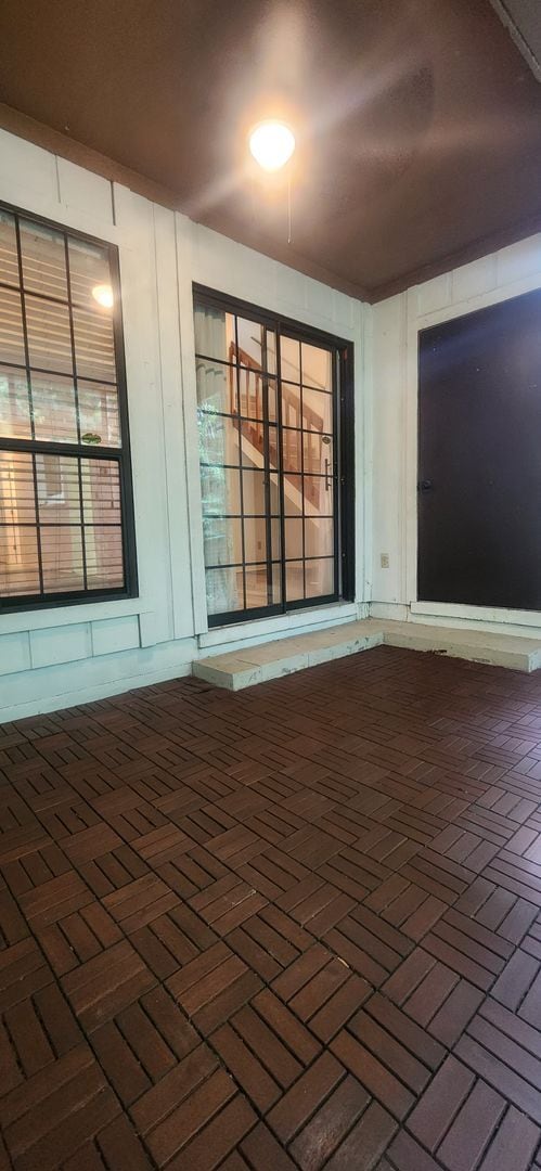 Building Photo - { ROCKWOOD VILLAS } 2/2 Town House Close t...