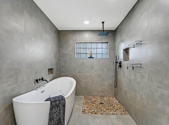 Building Photo - 532 N Palmway