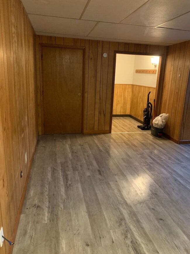 Building Photo - Beautiful 3 bdrm Home! Double Lot!