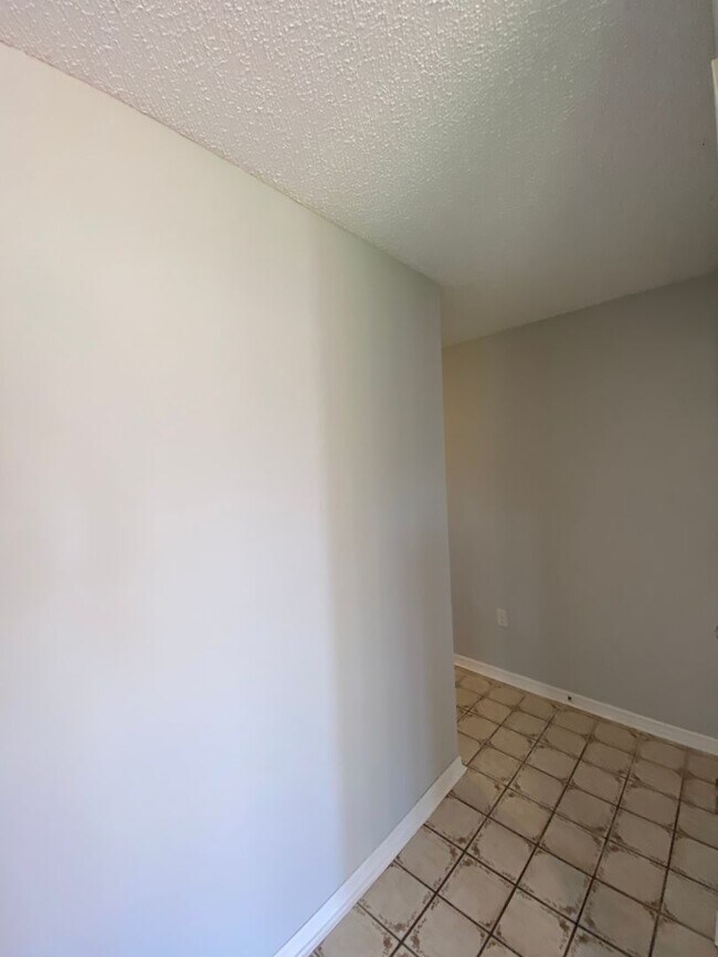 Building Photo - Cedar Hills - Desirable SE neighborhood 3/2/2