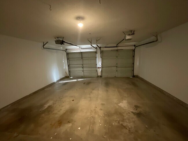 Building Photo - Spacious 3 bed, 2 bath, 2 living areas, 2 car garage