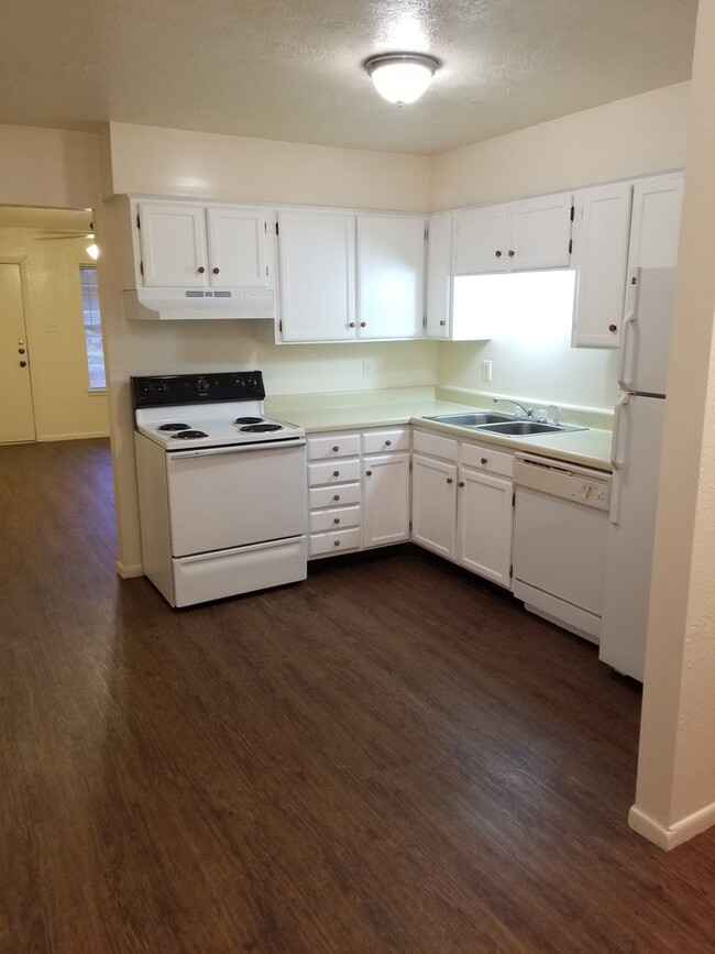 Building Photo - College Station - 2 bedroom / 1 bath Duple...