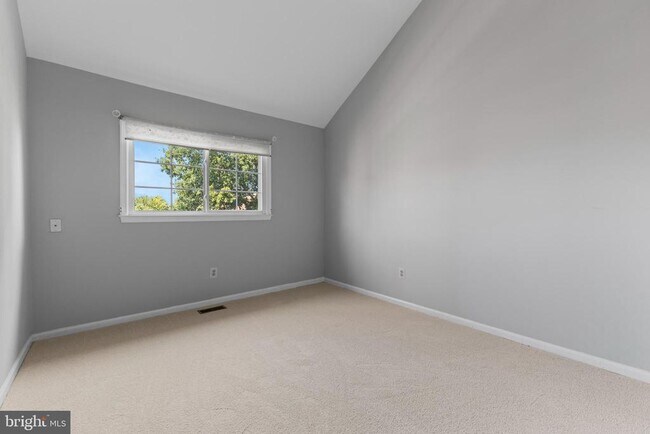 Building Photo - 5142 Woodford Dr