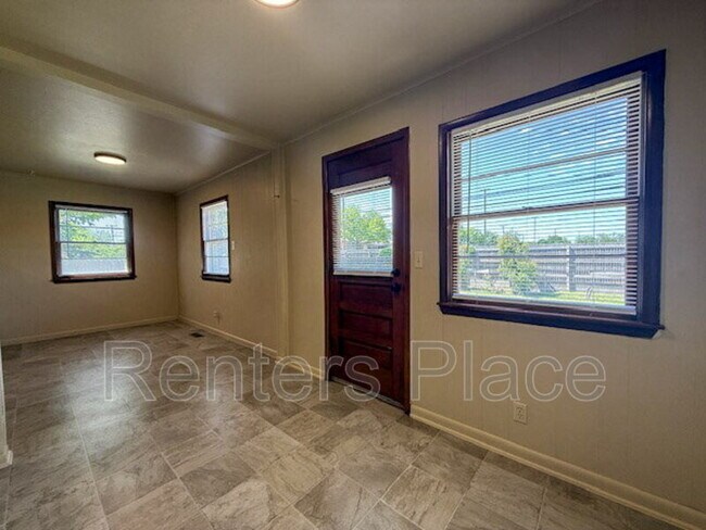 Building Photo - 1045 E 53rd St