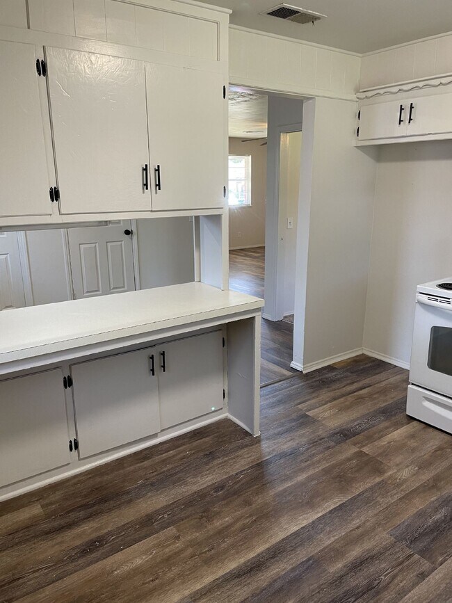 Building Photo - 3 Bedroom in Bethany