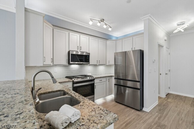 Building Photo - 612 Lopez Ln