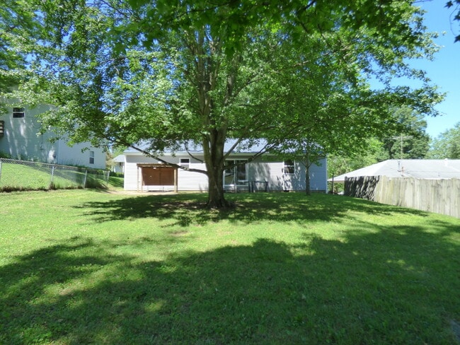 Building Photo - 3 Bedroom / 1 Bath House - Garage and Fenc...