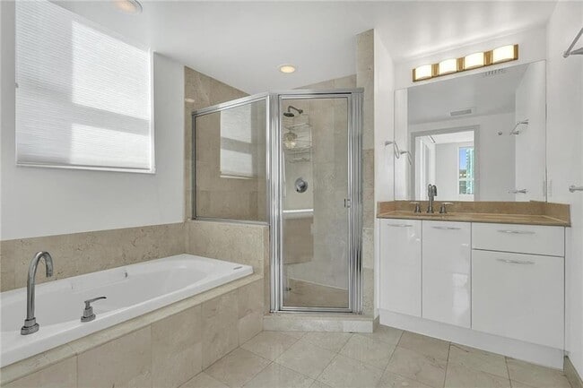 Building Photo - 350 SE 2nd St