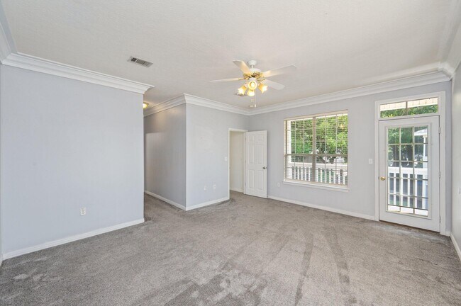 Building Photo - 17 Chatelaine Cir SE