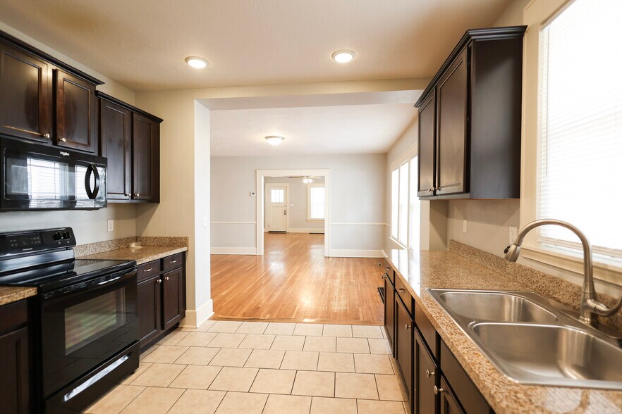 Building Photo - 1351 E Cherry St