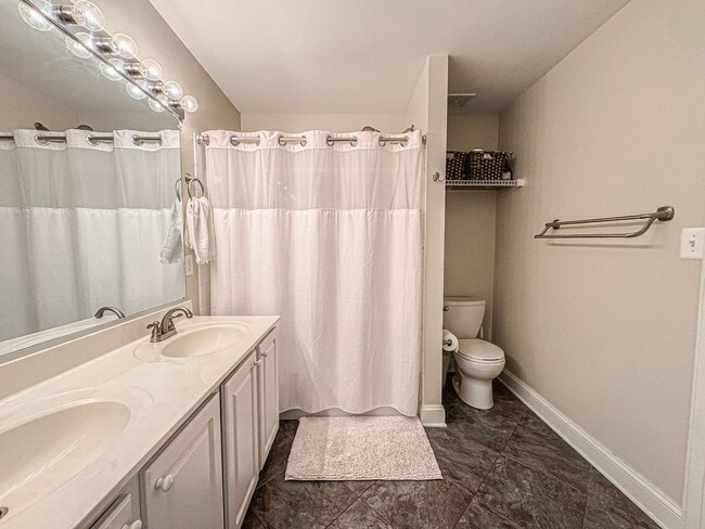 Building Photo - Fantastic 4 Bed 2.5 Bath Single Family Hom...