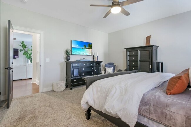 Building Photo - 647 Sire Ave